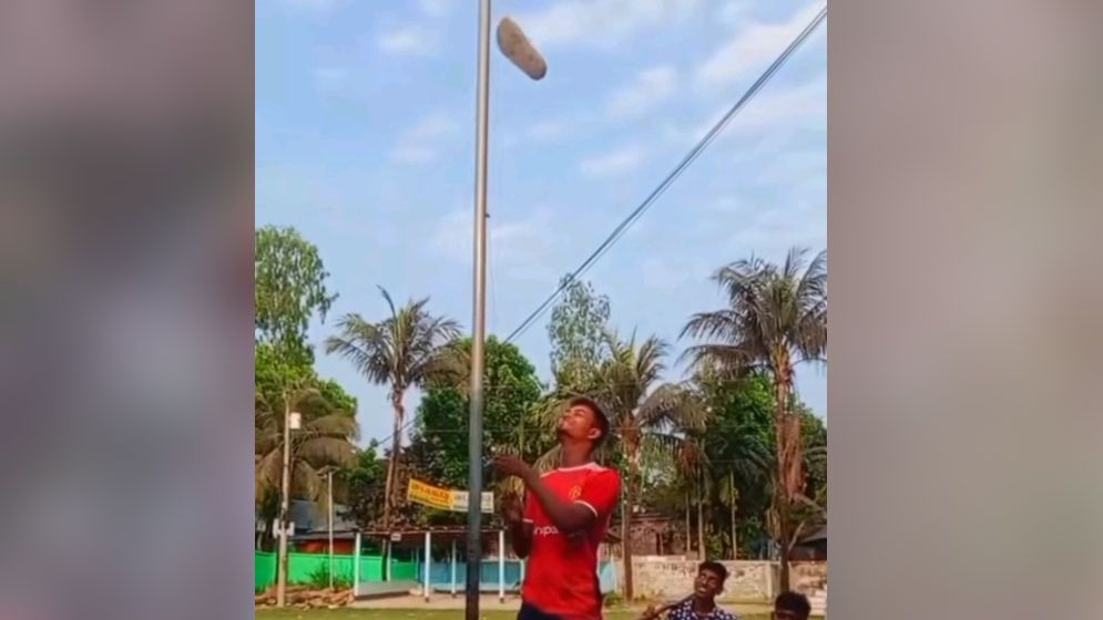 গাইবান্ধায় জাতীয় পতাকার জায়গায় জুতা উত্তোলন, কলেজছাত্র আটক