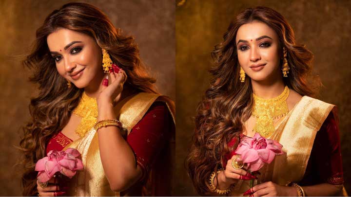 ট্রেনে চড়ে তুমুল আলোচনায় কৌশানি মুখার্জি