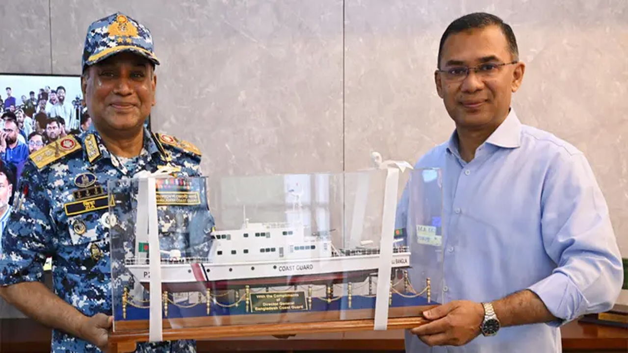 প্রধানমন্ত্রীর সঙ্গে কোস্টগার্ড মহাপরিচালকের সাক্ষাৎ
