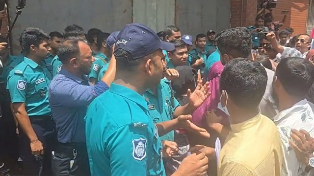 ড. আসিফ নজরুলের পদত্যাগ দাবিতে সচিবালয় ঘেরাও