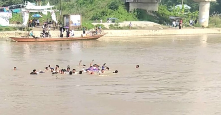 নড়িয়ায় কীর্তিনাশা নদীতে নৌকা ডুবে যাত্রীদের উদ্ধার, প্রাণহানি হয়নি