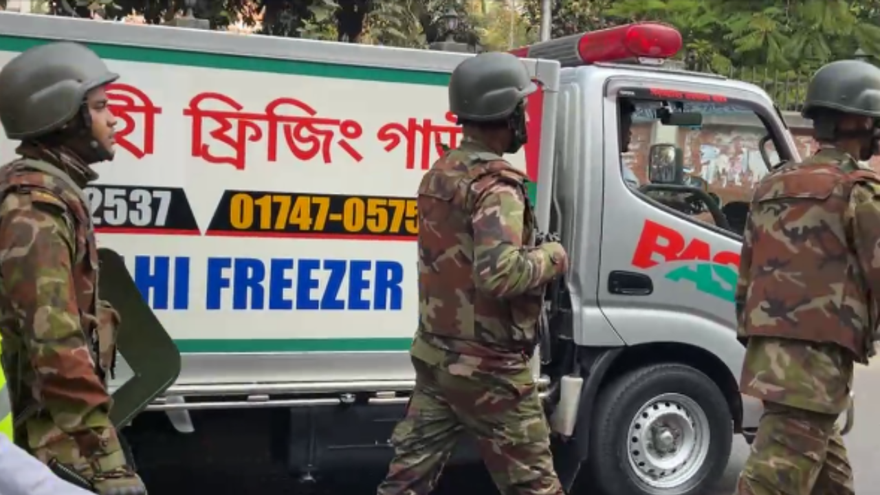 ময়নাতদন্তের জন্য হাদির মরদেহ সোহরাওয়ার্দী হাসপাতালের মর্গে নেওয়া হচ্ছে