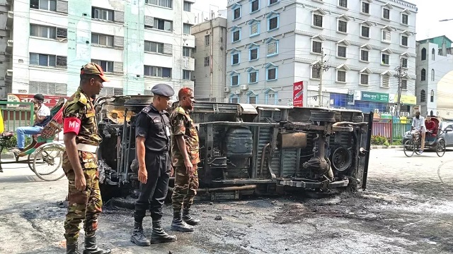 পোশাক শ্রমিকদের বিক্ষোভ, সেনাবাহিনী ও পুলিশের গাড়িতে আগুন