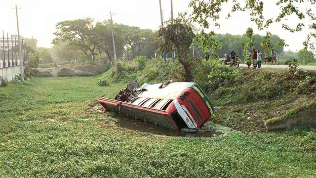 রাজশাহীতে বাস-ট্রাকের ত্রিমুখী সংঘর্ষে নিহত ৩, আহত ৫০