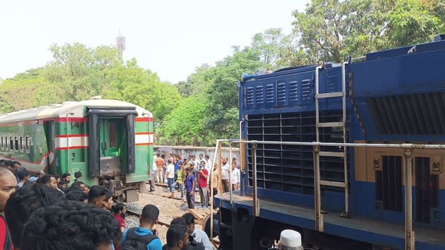বগি লাইনচ্যুত, আড়াই ঘণ্টা পর ছাড়ল বনলতা এক্সপ্রেস