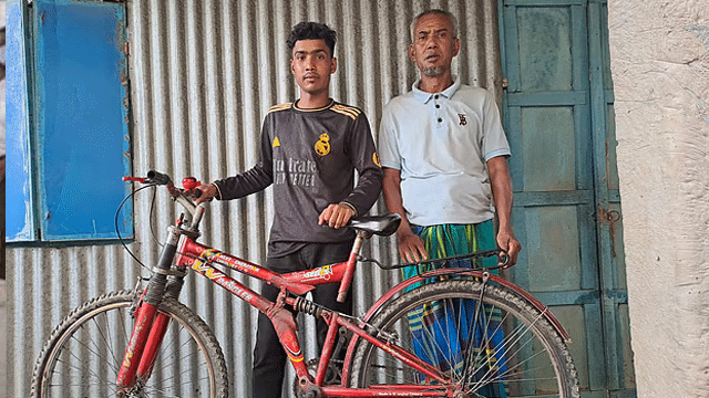 ছেলের স্বপ্ন পূরণে রিকশাচালক বাবার ২০০ কিমি সাইকেল যাত্রা