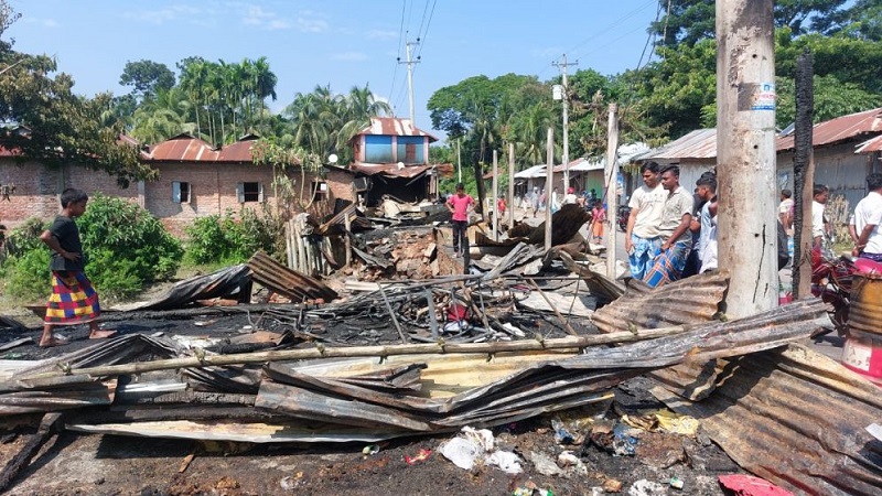 রামগতিতে ভয়াবহ অগ্নিকাণ্ডে ৯টি দোকান পুড়ে ছাই, ক্ষতি কোটি টাকার