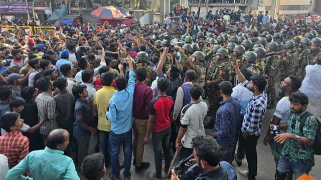 রাজধানীর বিভিন্ন জায়গায় অটোরিকশা চালকদের বিক্ষোভ, সেনাবাহিনীর ধাওয়া
