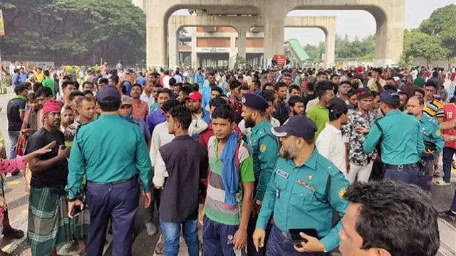 ব্যাটারিচালিত রিকশাচালকদের আগারগাঁও মোড় অবরোধ, যানজট