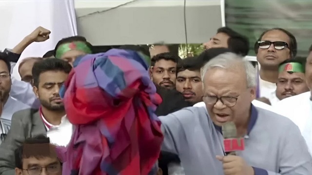 ভারতীয় শাড়ি রাস্তায় ফেলে আগুনে পোড়ালেন রিজভী