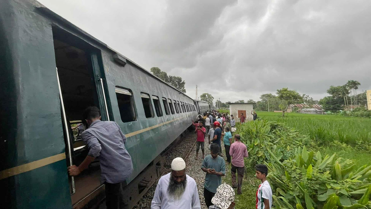 রংপুরে কমিউটার ট্রেনের ছয় বগি লাইনচ্যুত, রেল যোগাযোগ বন্ধ