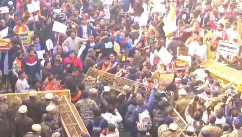 নয়াদিল্লিতে বাংলাদেশ হাইকমিশনের বাইরে কট্টর হিন্দুত্ববাদীদের বিক্ষোভ