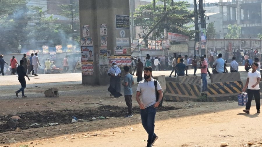 কেয়া বেতন পরিশোধ ও কারখানা চালুর দাবিতে সাভারে শ্রমিকদের বিক্ষোভ