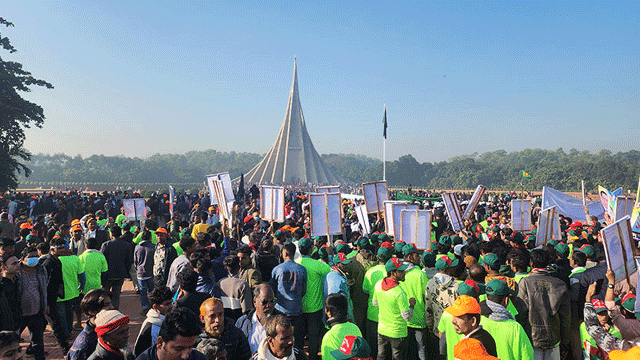 শ্রদ্ধা–ভালোবাসায় বীর সন্তানদের স্মরণ করছে জাতি