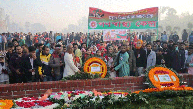 ফুলেল শ্রদ্ধায় বীর শহীদদের স্মরণ