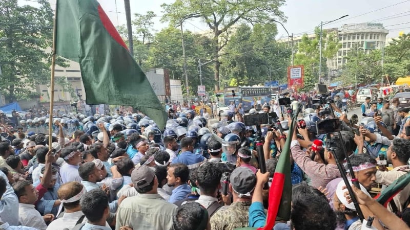 তিন দফা দাবিতে শাহবাগ মোড়ে এমপিওভুক্ত শিক্ষকদের অবরোধ