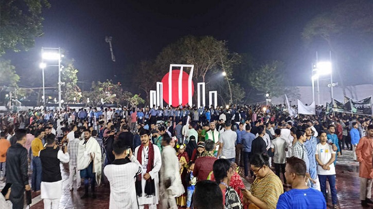 ভাষা শহীদদের প্রতি শ্রদ্ধা জানাতে শহীদ মিনারে মানুষের ঢল