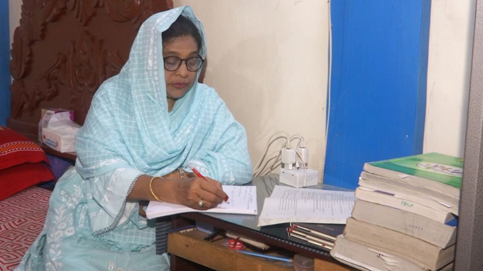৫৬ বছর বয়সে এইচএসসি পাশ  শাম্মী আক্তারের