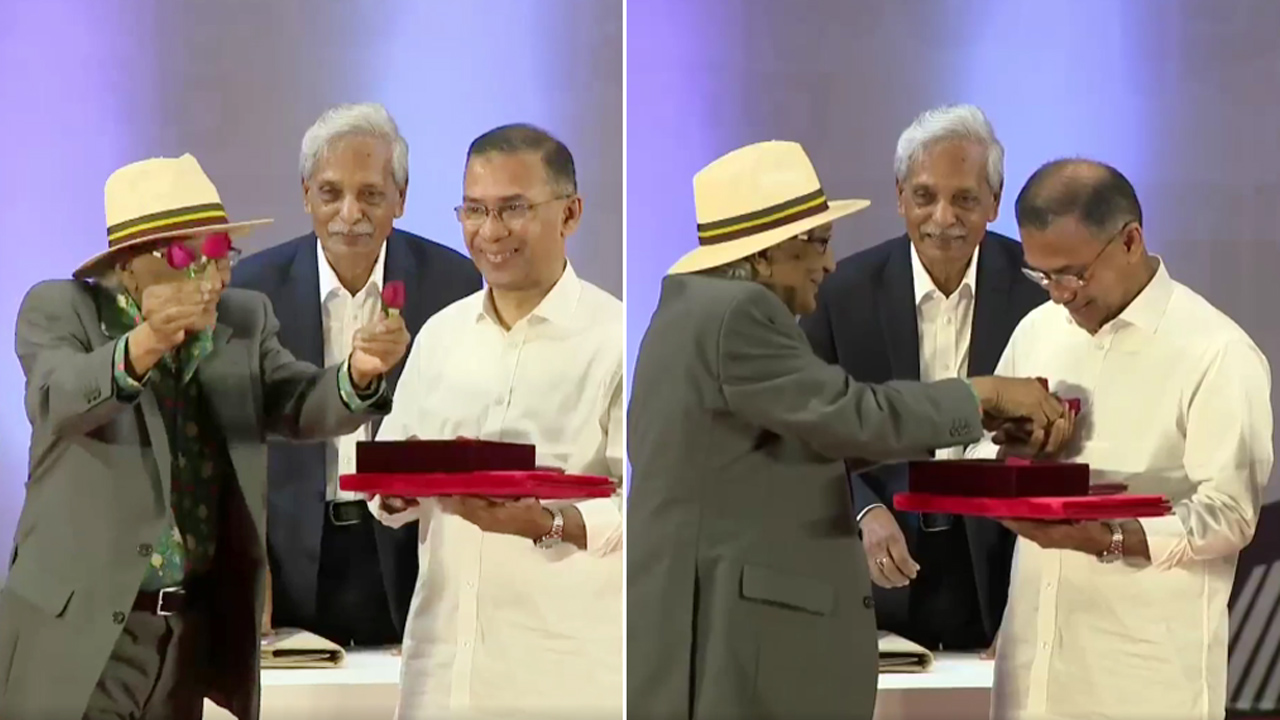 প্রধানমন্ত্রীকে লাল গোলাপ উপহার দিলেন শফিক রেহমান