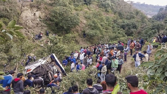 শ্রীলঙ্কায় তীর্থযাত্রীদের বাস খাদে, নিহত ২১
