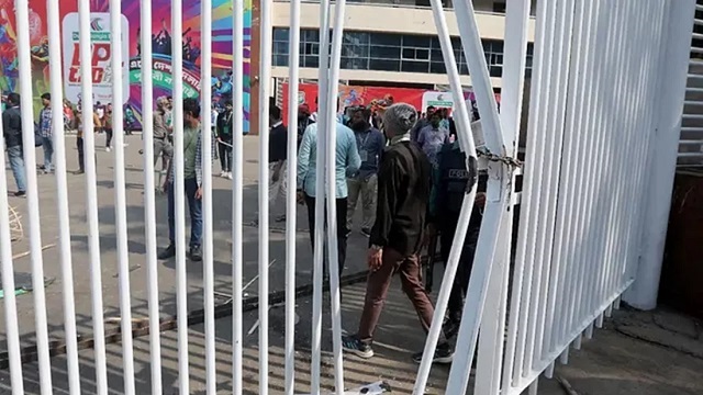 মিরাজের গাড়ি আটকে দিলেন দর্শকরা, স্টেডিয়ামের গেট ভাঙচুর