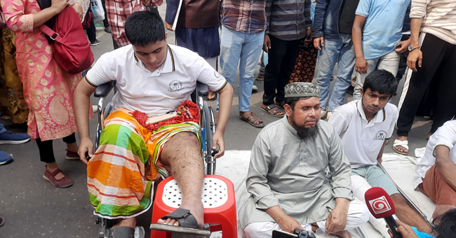 গণঅভ্যুত্থানে আহতদের মিরপুর সড়কে অবস্থান, দুর্ভোগ চরমে