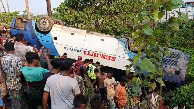 সুনামগঞ্জে বাস খাদে পড়ে মা-মেয়ে নিহত, ১০ যাত্রী আহত
