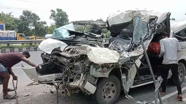 দাঁড়িয়ে থাকা ট্রাকে মাইক্রোবাসের ধাক্কা, প্রাণ গেল বাবা ও ২ ছেলের