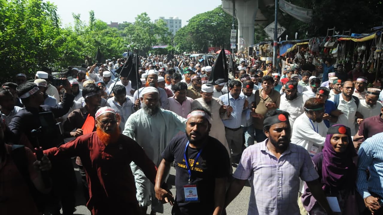এমপিওভুক্ত শিক্ষকদের কালো পতাকা মিছিল