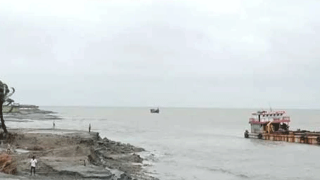 হাতিয়ার ৩৯ যাত্রীসহ ট্রলার ডুবি, নিখোঁজ ৭