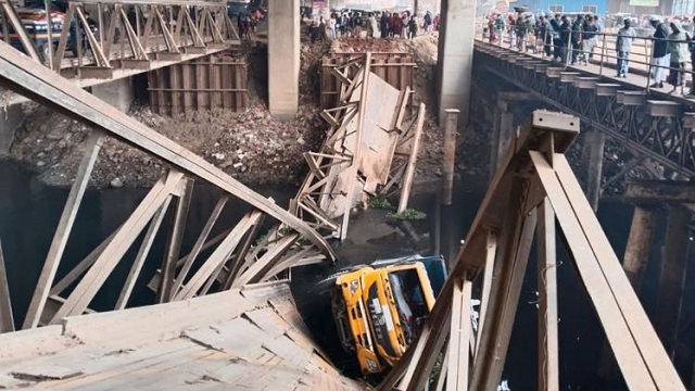 টঙ্গীতে বেইলি ব্রিজ ভেঙে ট্রাক তুরাগ নদীতে