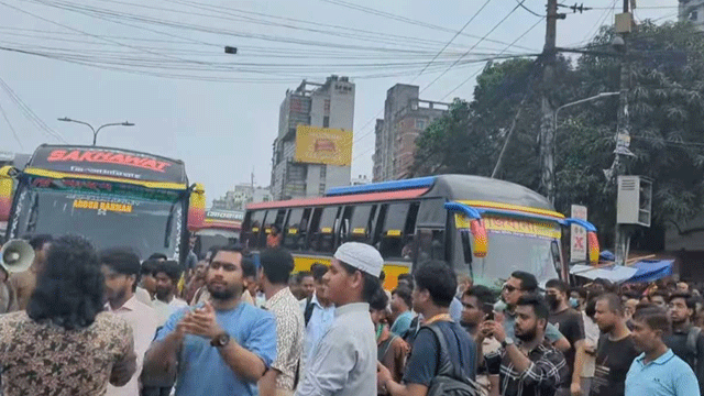 নতুন বাজারে শিক্ষার্থীদের সড়ক অবরোধে যানজট, জনদুর্ভোগ