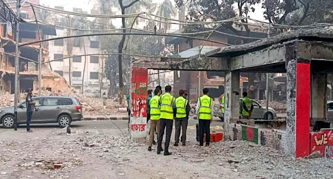 ৩২ নম্বরে আলামত সংগ্রহে সিআইডির ক্রাইম সিন ইউনিট