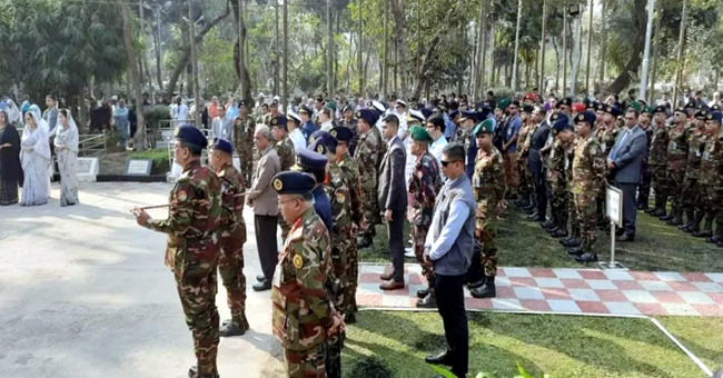 সামরিক কবরস্থানে স্বরাষ্ট্র উপদেষ্টাসহ  তিন বাহিনী প্রধানের শ্রদ্ধা