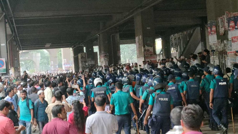 বাড়ি ভাড়ার দাবিতে শিক্ষক আন্দোলনে উত্তেজনা, পুলিশের সাউন্ড গ্রেনেড নিক্ষেপ