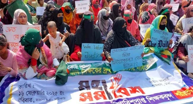 শাহবাগে সমাবেশ করছে প্রাথমিকের নিয়োগ বাতিল হওয়া প্রার্থীরা