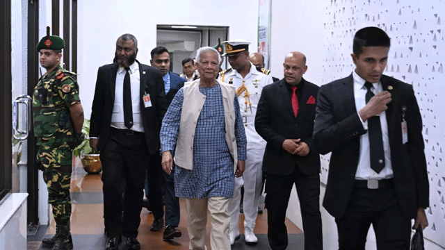 দেশে ফিরলেন প্রধান উপদেষ্টা