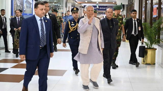 দেশে ফিরেছেন প্রধান উপদেষ্টা