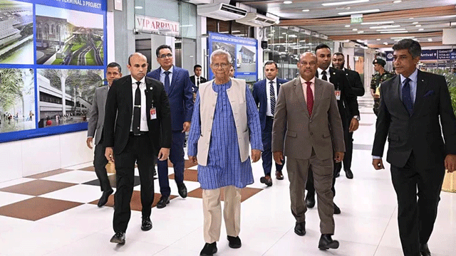 চার দিনের সফরে লন্ডনে পৌঁছেছেন প্রধান উপদেষ্টা