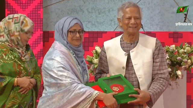 স্বাধীনতা পুরস্কার তুলে দিলেন প্রধান উপদেষ্টা