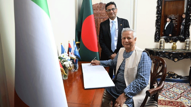 রোমে বাংলাদেশ হাউস পরিদর্শন করলেন প্রধান উপদেষ্টা