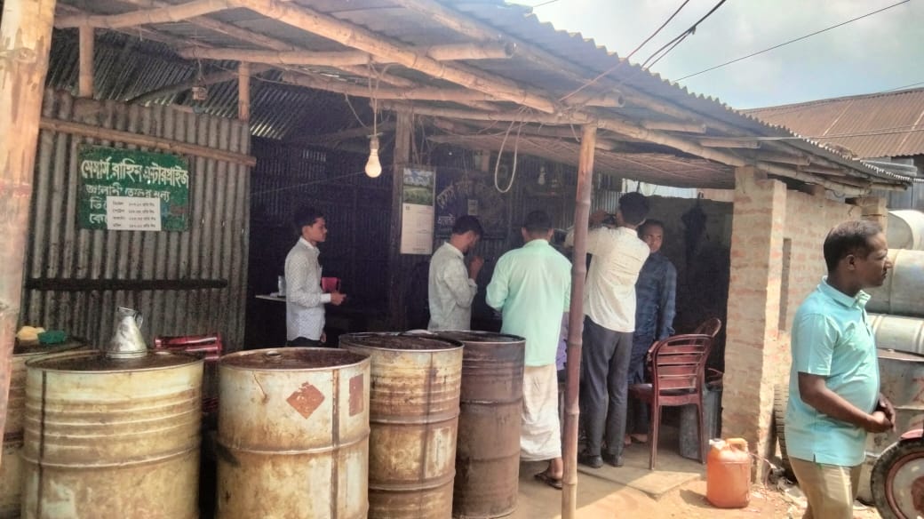 জনবহুল এলাকায় তেলের ডিপো: ভয়াবহ দুর্ঘটনার আশঙ্কা