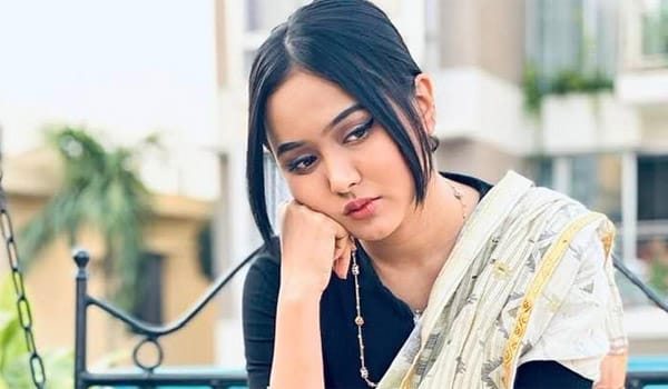 অল্পের জন্য বড় বিপদ থেকে রক্ষা পেলেন অভিনেত্রী রুকাইয়া জাহান চমক