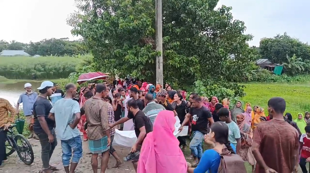 আখাউড়ায় ট্রেনের ধাক্কায় অটোরিকশাচালক ও নারী যাত্রী নিহত