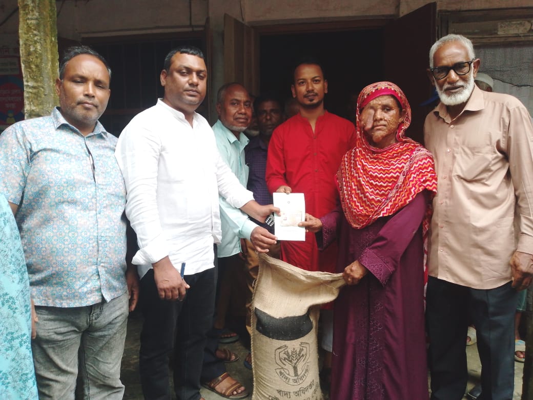 ভিডব্লিউবি কার্ডের মাধ্যমে গরিব মহিলাদের চাউল বিতরণ