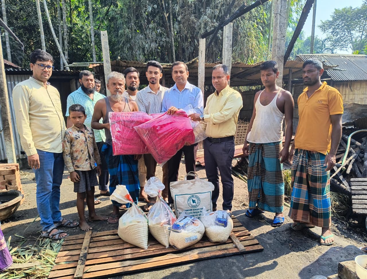 রাজারহাটে অগ্নিকাণ্ডে ক্ষতিগ্রস্ত পরিবারের পাশে উপজেলা প্রশাসন