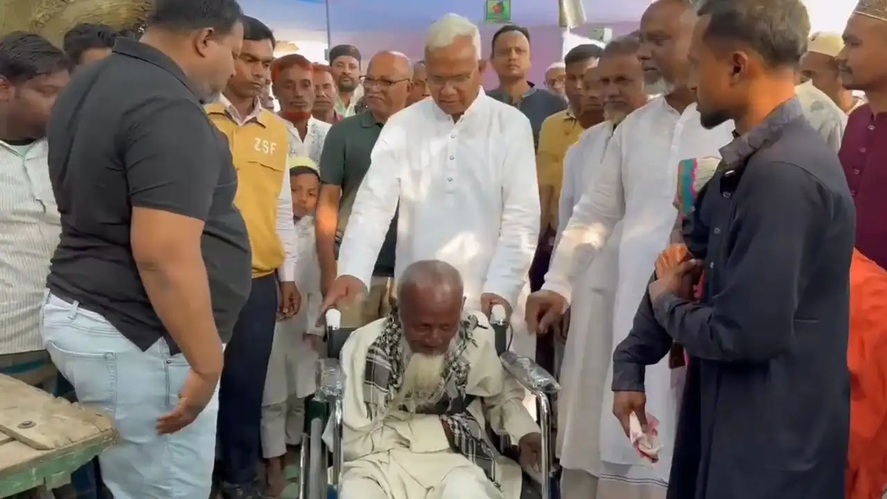 সরকারি সফরে এসে দরিদ্রদের চিকিৎসা দিলেন সমাজকল্যাণ মন্ত্রী ডা. জাহিদ