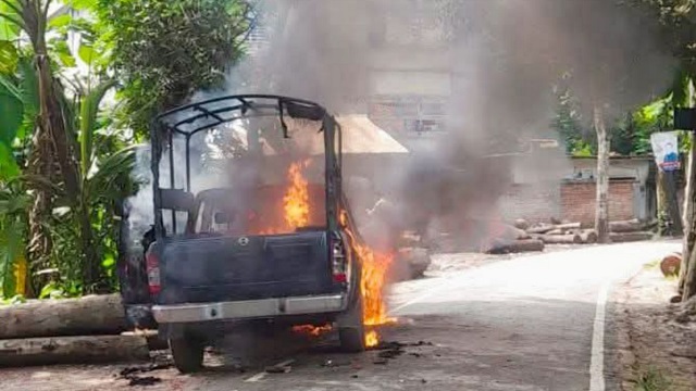 গাড়িতে আগুন, রাস্তায় উত্তেজনা: এনসিপির কর্মসূচিকে ঘিরে গোপালগঞ্জে সংঘর্ষ