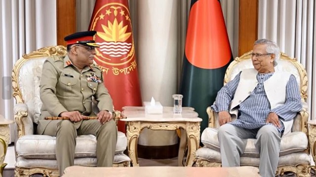 প্রধান উপদেষ্টার সাথে পাক যৌথ বাহিনী প্রধানের বৈঠক: জোর কূটনীতিতে