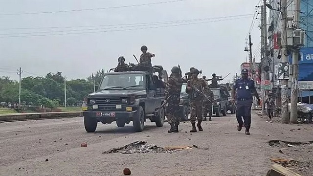 গোপালগঞ্জে গুলি-বোমা-কারফিউ: রাজনীতির নতুন উত্তাপ